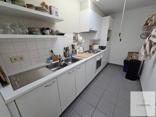 Deze charmante, gerenoveerde beluikwoning in de Bandelierstraat combineert karaktervol wonen met een centrale ligging in Gent. De woning maakt deel uit van een gezellig woonerf met 18 gelijkaardige woningen, gegroepeerd rond een gemeenschappelijke binnenplaats.<br /><br />Net die binnenplaats geeft het geheel zijn bijzondere sfeer: rustig en gezellig, met een fijn buurtgevoel waar bewoners elkaar nog kennen.<br /><br />De woning is instapklaar en praktisch ingedeeld over drie niveaus.<br /><br />Op het gelijkvloers bevinden zich de leefruimte, de ingerichte keuken en de badkamer met douche en toilet. De eerste verdieping biedt plaats aan een ruime slaapkamer, terwijl zich op de tweede verdieping een tweede slaapkamer bevindt.<br /><br />Daarnaast kunnen bewoners gebruikmaken van een gemeenschappelijke, afgesloten fietsenberging.<br /><br />De ligging nabij Gent-Dampoort en Dok Noord zorgt voor een vlotte bereikbaarheid, met het centrum van Gent, winkels, horeca en openbaar vervoer binnen handbereik.<br /><br />Indeling:<br />Gelijkvloers: leefruimte, ingerichte keuken en badkamer met douche en toilet<br />Eerste verdieping: slaapkamer 1<br />Tweede verdieping: slaapkamer 2<br />Gemeenschappelijke afgesloten fietsenberging<br /><br />Praktisch:<br />Beschikbaar vanaf 1 oktober<br />Huurprijs: € 925/maand<br />Provisie: € 50/maand<br />EPC: 252 kWh/m²<br /><br />Zin in een bezoekje?<br />Aarzel dan niet ons te contacteren!