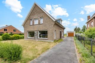 [[ DIT PAND NEEMT DEEL AAN DE ERA OPEN HUIZEN DAG OP 13/6 VAN 9:30 TOT 10:30 ]]
<p>Op een gunstige ligging in Eeklo bevindt zich deze <strong>alleenstaande statige woning </strong>met een <strong>ruime tuin en een prachtig, vrij uitzicht over de achterliggende velden.</strong> </p>

<p>De woning beschikt momenteel over 3 volwaardige slaapkamers, met de mogelijkheid om een 4de slaapkamer te creëren. Verder zijn er mooie leefruimtes die tal van mogelijkheden bieden voor wie de woning naar eigen smaak wenst te moderniseren.</p>

<p>Een extra troef is de aanwezigheid van zowel een inpandige garage als een afzonderlijke buitengarage, aangevuld met meerdere parkeerplaatsen op eigen terrein. Hierdoor is er voldoende ruimte voor wagens, hobby's of extra opslag.</p>

<p>De zonnige tuin vormt een echte meerwaarde en biedt een prachtig zicht op de omliggende velden, wat zorgt voor een aangenaam gevoel van ruimte en privacy.</p>

<p>Bent u op zoek naar een woning met potentieel, een mooie buitenomgeving en een vlotte bereikbaarheid nabij winkels en voorzieningen? Dan is deze eigendom zeker een bezoek waard.</p>

<p><strong>Troeven:</strong></p>

<ul><li>Alleenstaande bebouwing</li><li>Tuin met zicht op de velden</li><li>3 slaapkamers, mogelijkheid tot 4 slaapkamers</li><li>Inpandige garage én afzonderlijke buitengarage</li><li>Meerdere parkeerplaatsen op eigen terrein</li><li>Te moderniseren naar eigen smaak</li><li>Nabij winkels, scholen en openbaar vervoer</li><li>Veel potentieel voor gezinnen of handige renovatiezoekers</li></ul>

<p>Een ideale opportuniteit voor wie ruimte, rust en een centrale ligging wil combineren.</p>
