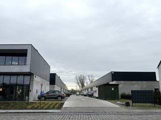 Nieuwbouw KMO-unit met een oppervlakte van 116 m² gelegen in ambachtelijke zone aan de Bevrijdingslaan 112, Dendermonde.<br />Inclusief 1 parking.<br /><br />Vlotte bereikbaarheid op 13 km van de afrit E17 Lokeren en op 13 km van de afrit E40 Aalst. De geïsoleerde loodsen zijn opgebouwd uit een staalstructuur,  betonplint, sandwichpanelen of polycarbonaat panelen  en steeldeck. Verder is elk casco magazijn voorzien van een sectionale poort met aparte toegangsdeur, raampartij, gepolierde betonvloer en lichtstraat. De vrije hoogte bedraagt 5,5 meter. De opslagruimtes maken deel uit van een kwalitatief KMO-project bestaande uit 30-tal KMO-units.<br /><br />Mogelijkheid om deel kantoor te integreren.<br />Beschikbaar: 1 juli 2026.<br /><br />Bezoek mogelijk op afspraak via mail of telefonisch op nr. 0475 32 51 89.