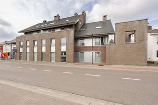 <strong>VRAAGPRIJS:<br />235.000,00 EURO APPARTEMENT + 25.000,00 EURO GARAGE</strong><br /><br />📍 Op zoek naar een instapklaar, energiezuinig appartement met een gezellige tuin én garage? 🌿🚗<br />Dan is dit lichtrijke gelijkvloerse appartement in de verzorgde Residentie Waaienberg absoluut een bezoek waard!<br /><br />Met een bewoonbare oppervlakte van maar liefst 90 m² geniet u hier van comfortabel wonen op een rustige locatie, gecombineerd met een vlotte bereikbaarheid nabij winkels, scholen, openbaar vervoer en het centrum van Tielt. 🛍️🚶‍♂️🚉<br /><br />✨ <u><strong>Indeling van het appartement:</strong></u><br />🔹 Inkomhal met apart toilet<br />🔹 Lichtrijke woonkamer met grote raampartijen ☀️<br />🔹 Rechtstreekse toegang tot het aangelegd terras en de gezellige privatieve tuin 🌿<br />🔹 Open, volledig geïnstalleerde keuken 🍽️<br />🔹 2 volwaardige slaapkamers 🛏️🛏️<br />🔹 Badkamer met douche, lavabomeubel met spiegel en aansluiting voor wasmachine/droogkast 🚿<br />🔹 Ingemaakte kasten voor extra opbergruimte<br />🔹 Praktische berging naast de keuken<br /><br /><strong><u>Extra troeven van deze eigendom:</u></strong><br />✅ Energiezuinig<br />✅ Privatieve tuin met tuinhuis<br />✅ Garagebox nr. 10 🚗<span>Mogelijkheid tot aankoop garage</span><br />✅ Garage rechtstreeks bereikbaar via wandelpad door de tuin<br />✅ Gelijkvloers wonen met alle comfort<br />✅ Regenput<br />✅ Extra parkeermogelijkheid via gemeenschappelijke parkeerplaatsen<br /><br />Dit appartement is ideaal voor wie comfortabel, rustig en energiezuinig wil wonen met het extra voordeel van een privatieve buitenruimte. 🌼🏠<br />📞 Interesse? Contacteer <strong>Igor +32 494 81 13 48</strong> of <strong>igor@vastgoedcanniere.be</strong> vandaag nog voor een bezoek en ontdek zelf de charme van deze mooie eigendom! 