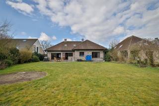 Graag bieden wij u deze ruime en vrijstaande woning (200m²) aan gelegen op een centrale locatie in Edegem. De woning werd in 1988 gebouwd op...