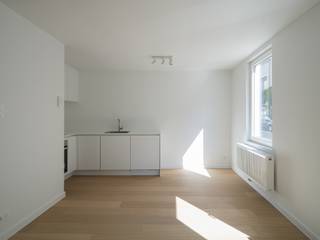 <strong>Kwaliteitsvolle gerenoveerd appartement nabij het Groenevalleipark en de Coupure.</strong><br /><br /><em>Voor meer informatie, mail naar info@carloeggermont.be</em><br /><br />Het appartement bevindt zich <strong>nabij het Groenevalleipark</strong>, de <strong>Coupure</strong> en op<strong> wandelafstand </strong>van het <strong>bruisende stadscentrum.</strong> Een <strong>vlot bereikbare locatie</strong> in de<strong> </strong>nabijheid van diverse<strong> hogescholen en universiteiten.</strong><br /><br />De unit maakt deel uit van een <strong>kleinschalige residentie</strong> (11 units), wat zorgt voor een <strong>eenvoudige beheerstructuur</strong> met <strong>lage maandelijkse kosten. </strong>Ze werden totaal<strong> gerenoveerd (2025) </strong>met <strong>extra aandacht </strong>voor<strong> isolatie en esthetiek, </strong>wat zich vertaalt in een<strong> uitstekende EPC A score </strong>van<strong> 76 kWh.<br /><br />Extra troef </strong>zijn de <strong>zonnepanelen </strong>die<strong> privatief zijn aangesloten!</strong><br /><br />Elke unit beschikt over een <strong>uitgeruste keuken</strong>, een<strong> aparte slaapkamer</strong>, een<strong> moderne badkamer</strong> met aansluiting voor wasmachine, en <strong>aparte tellers en meters</strong>. Verder is er gemeenschappelijk een <strong>fietsenberging</strong> en de mogelijkheid tot aankoop van een <strong>extra bergruimte</strong>.<br /><br /><strong>Een opportuniteit voor ouders van studerende kinderen, investeerders of starters door zijn bereikbare prijzen, ligging en hoogwaardige afwerking.</strong><br />(Aandeel kosten opmeting en opmaak basisakte ten laste van de koper)