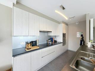Dit appartement heeft grote ruimtes als troef. Het appartement bestaat uit een leefruimte met open en volledig geïnstalleerde keuken. Verder zijn er nog 3 grote slaapkamers, badkamer en berging aanwezig. <br /><br />Het appartement werd volledig geschilderd en is dus instapklaar. Bovendien is het appartement zeer centraal gelegen. <br /><br />De garagebox is verplicht bij te huren: €50,00/maand<br /><br />INDELING:<br />- inkomhal<br />- apart toilet<br />- slaapkamer 1<br />- badkamer voorzien van dubbele lavabo en inloopdouche<br />- slaapkamer 2<br />- berging<br />- slaapkamer 3<br />- ruime leefruimte<br />- geïnstalleerde keuken<br />- gezellig terras<br /><br />TROEVEN:<br />+ volledig geschilderd<br />+ zeer ruim appartement <br />+ centrale ligging<br />+ gunstig EPC <br /><br />De snelste manier om een bezoek te brengen aan deze woning? Vraag je bezoek aan via de rode knop op onze website (www.dewaele.com) en je wordt gecontacteerd door onze verhuurexpert. Telefonisch kunnen er geen afspraken gemaakt worden. Bij andere vragen kun je ons telefonisch contacteren via 055 20 80 20.