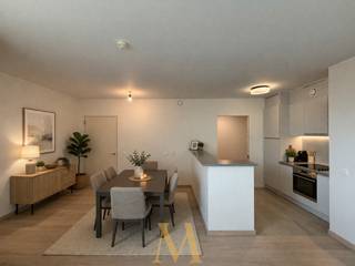 In een rustige woonbuurt van Deinze, op een steenworp van de Leie, bevindt zich deze hedendaagse assistentieflat die comfort en sereniteit perfect combineert. Winkels en het levendige stadscentrum liggen op wandelafstand, terwijl u thuis geniet van absolute rust.<br /><br />De flat beschikt over een ondergrondse staanplaats, een private berging en een ruim privatief terras van maar liefst 24,6 m². ideaal georiënteerd op het zuiden om volop van zon en buitenlucht te genieten.<br /><br />Binnenin wordt u verwelkomd door een open, lichtrijke leefruimte met warme parketvloer, naadloos verbonden met een volledig uitgeruste keuken voorzien van kwaliteitsvolle toestellen. De comfortabele slaapkamer is uitgerust met tv- en internetaansluiting en geeft rechtstreeks toegang tot de moderne badkamer met inloopdouche, wastafel met spiegelkast en toilet.<br />Zowel de leefruimte als de slaapkamer openen via een groot schuifraam naar het zonnige terras een heerlijke plek om in alle privacy te ontspannen.<br /><br />Waarom deze assistentieflat?
<ul>
	<li>Inclusief berging en ondergrondse parking</li>
	<li>Energiezuinig en aangename vloerverwarming</li>
	<li>Rolstoeltoegankelijk en praktisch ingedeeld</li>
	<li>Permanente professionele woonassistentie</li>
	<li>Mogelijkheid tot extra diensten (huishoudhulp, verzorging, kapper, …)</li>
	<li>Groene en stille ligging, vlak bij winkels en centrum</li>
	<li>Deze assistentieflat staat garant voor comfortabel wonen met gemoedsrust, en vormt bovendien een sterke investeringskans dankzij de aanhoudend hoge vraag naar kwalitatieve assistentiewoningen.</li>
</ul>
Meer info of een bezoek?<br />Contacteer Maxime Vanneste<br />📞 0498 44 78 00<br />📧 info@maximevanneste.be