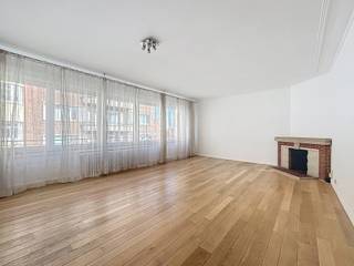 <p><span>Ideaal gelegen tussen de levendigheid van de wijk rond de Begraafplaats van Elsene en de rust van het Ter Kamerenbos, biedt dit aangename appartement met 2 slaapkamers van ±94 m² een bijzonder gegeerde woonomgeving op een steenworp van de ULB.</span></p>
<p><span>Bij het binnenkomen wordt u verwelkomd door een echte vestiaire, praktisch voor het dagelijkse leven. De woning opent vervolgens naar een lichtrijke woonkamer, perfect om te genieten van een gezellige leefruimte. De grote, aparte keuken geeft toegang tot een terras, ideaal om even buiten te zitten of rustig van een moment te genieten.</span></p>
<p><span>De nachthal geeft toegang tot twee comfortabele slaapkamers en een badkamer. Voor extra comfort zijn een wasmachine en een droogkast reeds geïnstalleerd, en twee private kelders vervolledigen het geheel.</span></p>
<p><span>De ligging is een echte troef: op 1 minuut van de ULB, op 500 m van de Cambre Étoile en de levendige wijk rond de Begraafplaats van Elsene, bekend om zijn talrijke winkels, restaurants en dynamische sfeer. Natuurliefhebbers zullen ook de nabijheid van het Ter Kamerenbos waarderen, bereikbaar in ongeveer 8 minuten te voet. Het Delta-ziekenhuis ligt eveneens op ongeveer 20 minuten wandelen.</span></p>
<p><span>Het openbaar vervoer is vlot bereikbaar met de tramlijnen 8 en 25 en bus 72 in de nabijheid.</span></p>
<p><span>Gelegen in een goed onderhouden mede-eigendom beschikt het appartement over een EPC-score D+.</span></p>
<p><span>💰 Huurprijs: € 1.335 / maand</span><br /><span>💰 Voorschot kosten: € 165 / maand, inclusief verwarming, warm water, elektriciteit en onderhoud van de gemeenschappelijke delen.</span></p>
<p><span>📩 Beschikbaar voor bezoeken – neem snel contact op met Angélique!</span></p>