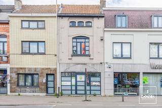 Deze praktijkwoning, nabij het bruisende centrum van Gent, biedt een <strong>goede bereikbaarheid</strong> via belangrijke invalswegen, lokale handelaars en het openbaar vervoer op wandelafstand. Dankzij de <strong>ruime parkeermogelijkheden</strong> rond en op het Edmond Van Beverenplein is het pand vlot bereikbaar voor zowel uzelf als uw cliënten. Dit pand kan worden verbouwd tot een <strong>ruime eengezinswoning met 3 slaapkamers</strong>.<br /><br />Op het gelijkvloers bevinden zich een nette wachtruimte, <strong>twee ruime bureauruimtes</strong> en achteraan een private welnessruimte. Op de eerste verdieping beschikt het pand over een keuken en een bijkomende kamer. Op het tweede verdiep vindt u de <strong>grote zolderruimte</strong>.<br />Met eventuele verbouwingen kan u hier een gezellige eengezinswoning van maken met 3 slaapkamers op een toplocatie.<br /><br />Opmerking: het pand mag tot 2043 niet worden aangewend als kinesitherapiepraktijk<br /><br />Voor meer info en een bezoek, neem dan contact op met Olivier via: olivier@convas.be