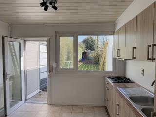 In een aangename en rustige woonwijk te Brasschaat bevindt zich deze charmante woning met twee slaapkamers en een zonnige tuin. Scholen, winkels...