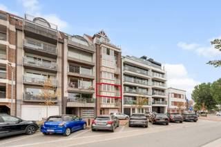 <strong>Knokke: Ruim en zonnig appartement met open zicht, 2 slaapkamers en 2 terrassen te koop op topligging in de Koningslaan te Knokke.</strong><br /><br />Bent u op zoek naar een ruim appartement op een gegeerde locatie. Dan is dit appartement gelegen in de Koningslaan een unieke opportuniteit voor wie op zoek is naar ruimte, licht en een uitstekende ligging in Knokke.<br /><br /><strong>Indeling:</strong><br />Inkomhal, gastentoilet, zeer ruime en lichtrijke leefruimte met toegang tot het zonnig terras vooraan, ingerichte keuken, aparte ruime berging, 2 slaapkamers met toegang tot het terras achteraan, badkamer met ligbad, wastafel en toilet, douchekamer.<br /><br /><strong>Troeven:</strong>
<ul><li>Ruim en lichtrijk appartement.</li><li>Twee terrassen: een gezellig zonnig terras vooraan en een ruim terras achteraan.</li><li>Open zicht over de villa's.</li><li>Op 5 min wandelen van het strand, Rubensplein, Casino Knokke.</li><li>Privatieve kelderberging.</li></ul>
Meer informatie? Contacteer Ayita via 0496 13 43 12 of via ayita@eraservimo.be