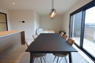 Deze prachtige penthouse in Kortrijk is een unieke kans voor wie op zoek is naar luxe en comfort. Dit appartement biedt alle moderne gemakken die je maar kunt wensen.<br /><br />Een bijzondere troef van deze locatie is de komst van een semi-publieke, groene doorgang van de Grote Markt tot in de Jan Persijnstraat. <br /><br />Indeling als volgt: <br />Inkomhal met apart toilet, ruime en lichtrijke leefruimte met open keuken die voorzien is van alle toestellen (vaatwasmachine, frigo, oven, microgolf en inductie kookplaat). Aansluitend is er ook een eerste zonnig terras. <br /><br />Verder is er de ruime slaapkamer met aansluitend de badkamer die voorzien is van een inloopdouche. Via de slaapkamer is er toegang tot het 2e ruime terras waar je kunt genieten van het uitzicht over de stad. <br /> <br />Kortom, deze penthouse appartement in Kortrijk is een geweldige keuze voor wie op zoek is naar een modern en luxe verblijf. Met zijn prachtige terrassen, ruime indeling en energiezuinigheid (A label) is het de perfecte plek om te wonen.<br /><br />Huurprijs: 995 EUR/maand + 85 EUR/maand syndic of een totaal van 1.080 EUR/maand<br />Adres: Jan Persijnstraat 6/51, 8500 Kortrijk<br />Onze referentie: DEV5246