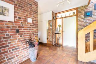 Door de verschillende niveaus in deze woning ontstaan natuurlijke zones zonder muren. Het samenspel van licht en hoogte zorgt voor een unieke,...