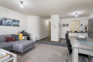 Au 2ème étage, nous trouvons cet appartement prêt à emménager avec 2 chambres. Ici, vous pouvez profiter d'un emplacement extrêmement stratégique à proximité de toutes les installations nécessaires. Les principaux axes routiers, les commerces, le centre de Bruges et les transports en commun sont accessibles à pied. Il existe également un garage annexe qui doit être acheté séparément (30 000€).Disposition :- Entrée spacieuse- Vaste espace de vie suivi d'une cuisine ouverte- Local de rangement/buanderie- Salle de bain composée d'un lavabo et d'une douche- WC séparés- Chambre 1 - Chambre 2 Supplémentaire :- Le garage d'accompagnement doit être acheté séparément (30 000€)- L'appartement est actuellement loué