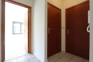 <strong>Netjes opgefrist appartement met 2 slaapkamers</strong> en voorzien van een aparte <strong>garagebox</strong>, centraal gelegen op wandelafstand van winkels, scholen en openbaar vervoer. Ook het stadscentrum en supermarkten liggen binnen korte afstand.<br /><br />Gelegen op de eerste verdieping van een kleine residentie waar de slaapkamers op de achterkant liggen en uitgeven op rust en groen.<br /><br /><strong>INDELING</strong><br /><br />- inkomhal met aparte berging/vestiaire<br />- ruime woonkamer met grote raampartijen die zorgen voor veel lichtinval<br />- open keuken<br />- nachthal met apart toilet<br />- 2 slaapkamers, waarvan eentje met toegang tot het balkon<br />- badkamer met douche in bad, lavabo, kasten en aansluiting voor wasmachine en droogkast <br />- kelderberging op de ondergrondse verdieping<br /><br />Dit appartement is ook ideaal als investering!<br /><br /><strong>Zeker een bezoek waard, neem hiervoor contact op met ons kantoor 012 744 844 of mail naar info@goed-gevonden.be</strong>