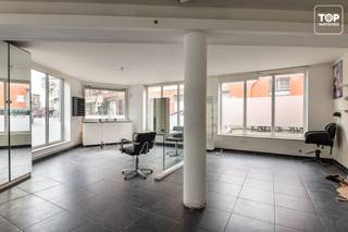 Handels gelijkvloers van 58m² dat als succesvol kapsalon werd uitgebaat en nu opzoek is naar een nieuwe eigenaar. Ook interessant als investering.Het...