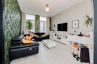 <p><span>Dit </span><span>lichtrijk appartement</span><span> te koop is gelegen op de 2de verdieping aan de Brederodestraat 117 vlakbij </span><span>'t Zuid in Antwerpen.</span><span> </span></p><p><span>Alle cafés, restaurants, supermarkten, winkels, mogelijkheden voor openbaar vervoer,... bevinden zich op enkele meters wandelen. </span></p><p><span>Goede </span><span>bereikbaarheid </span><span>naar invalswegen (A12 en E19).</span></p><p><span> </span></p><p><span>Het appartement heeft een oppervlakte van zo'n </span><span>76m²</span><span>, </span><span>2 ensuite slaapkamers </span><span>en een </span><span>lichte leefruimte.</span><span> </span></p><p><span> </span></p><p><span>Indeling</span></p><p><span>- gelegen op de 2de verdieping</span></p><p><span>- woonkamer en eetkamer</span></p><p><span>- gesloten ingerichte keuken</span></p><p><span>- slaapkamer 1 </span></p><p><span>- slaapkamer 2 </span></p><p><span>- badkamer met douche</span></p><p><span>- apart gastentoilet</span></p><p><span> </span></p><p><span>Algemeen gebouw</span></p><p><span>- goed onderhouden gebouw</span></p><p><span>- beschikbaar bij akte</span></p><p><span>- provisie 60 euro/maand </span></p><p><span>- elektrische installatie conform AREI</span></p><p><span>- centrale locatie in Antwerpen<br /><br /></span></p><p><span>Ben jij geïnteresseerd in dit appartement te koop in centrum Antwerpen, ben je op zoek naar ander vastgoed, een investering of wens je de waarde van jouw eigendom te kennen? Dan ben je bij BOLT immo aan het juiste adres! Wij helpen jou graag verder.</span></p><p><span> </span></p><p><span> </span></p>