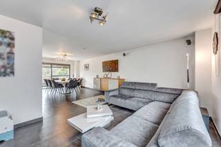 Voor meer info of een bezoek, bel 053 59 49 33 - In het centrum van Erembodegem vinden we deze prachtige woning met 4 slaapkamers. Op het...