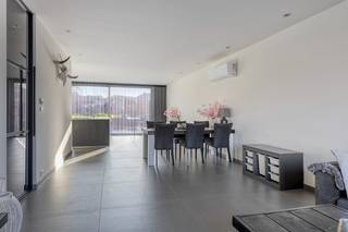 Volledig gerenoveerde woning in hartje Veldwezelt/LanakenWelkom in Kerkveld 45 in Lanaken: een charmante woonst uit 1946 die dankzij recente,...