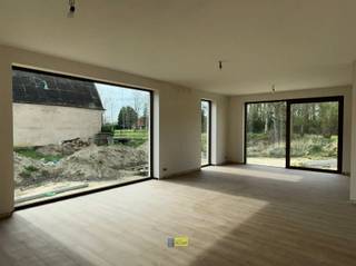 BEN nieuwbouwvilla te huur met 4 slaapkamers en 2 badkamers op een ruim perceel van 1.395 m².We betreden de woning via de inkomhal met ruimte voor...