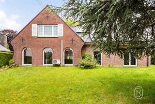In Herseaux, prachtige 4-gevelvilla met royale volumes!Gelegen op een schitterend perceel van 2.037 m², onderscheidt deze villa zich door haar ruime leefruimtes, aangelegde tuin met vijver en kwalitatieve afwerking. Daarnaast beschikt de woning over 32 zonnepanelen, een echte troef op energetisch vlak.Het gelijkvloers omvat een inkomhal, een grote lichtrijke leefruimte met gashaard, een uitgeruste keuken, een doucheruimte en bergruimtes.Op de verdieping: nachthal, 4 slaapkamers, waarvan één met dressing, complete badkamer met ligbad, inloopdouche, dubbele wastafel en apart toilet.Functionele kelder met wijnkelder, technische ruimte en opbergruimtes.Buiten geniet u van een afzonderlijke dubbele garage in de tuin, privatieve parkeerplaatsen en een aangename groene omgeving met vijver.Comfort: centrale verwarming op gas, airconditioning, dubbele beglazing, elektrische rolluiken, alarmsysteem, regenwaterput en gemotoriseerde garagepoorten.Bewoonbare oppervlakte: 289 m²Perceeloppervlakte: 2.037 m²EPC: B — 150 kWh/m²/jaar