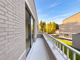 <p><span>Op zoek naar een modern appartement waar je als eerste bewoner je intrek kan nemen?</span></p><p><span>Dit lichtrijke nieuwbouwappartement van 62 m² bevindt zich op de eerste verdieping en is bereikbaar via lift of trap.</span></p><p><span> </span></p><p><span>Via de inkomhal met gastentoilet en wasplaats bereik je de lichtrijke leefruimte met </span><span>terras</span><span> en een volledig uitgeruste open keuken, voorzien van een kookplaat, dampkap, vaatwasmachine, spoelbak en combi-microgolfoven.</span></p><p><span>Via de nachthal kom je in de slaapkamer van 11,89 m² met ensuite badkamer, uitgerust met een moderne douche en lavabo.</span></p><p><span> </span></p><p><span>Dankzij de </span><span>vloerverwarming en het ventilatiesysteem</span><span> geniet je van optimaal wooncomfort. Het gebouw beschikt bovendien over een fietsenlift naar de kelderverdieping.</span></p><p><span> </span></p><p><span>Het appartement is gunstig gelegen in Kontich, met winkels, openbaar vervoer en vlotte verbindingen richting Antwerpen en Mechelen in de omgeving.</span></p><p><span> </span></p><p><span>Praktische informatie:</span></p><ul><li><span>Eerste bewoning</span></li><li><span>Onmiddellijk beschikbaar</span></li><li><span>Gemeenschappelijke kosten: € 200/maand, inclusief verwarming en warm water</span></li></ul><p><span> </span></p><p><span>Interesse?</span></p><p><span>Contacteer ons voor meer informatie of een bezoek!</span></p><p><span> </span></p>