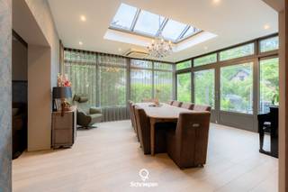 We vinden deze instapklare én energiezuinige gezinswoning (257 m²) met 3 tot 4 slaapkamers terug op een mooi perceel van 11,5 are! Bekijk het volledige verkoopdossier op www.schraepenvastgoed.be. Naast alle informatie uit deze advertentie vindt u hier ook de professionele video, grondplannen, attesten, keuringen en andere nuttige documenten over deze eigendom.