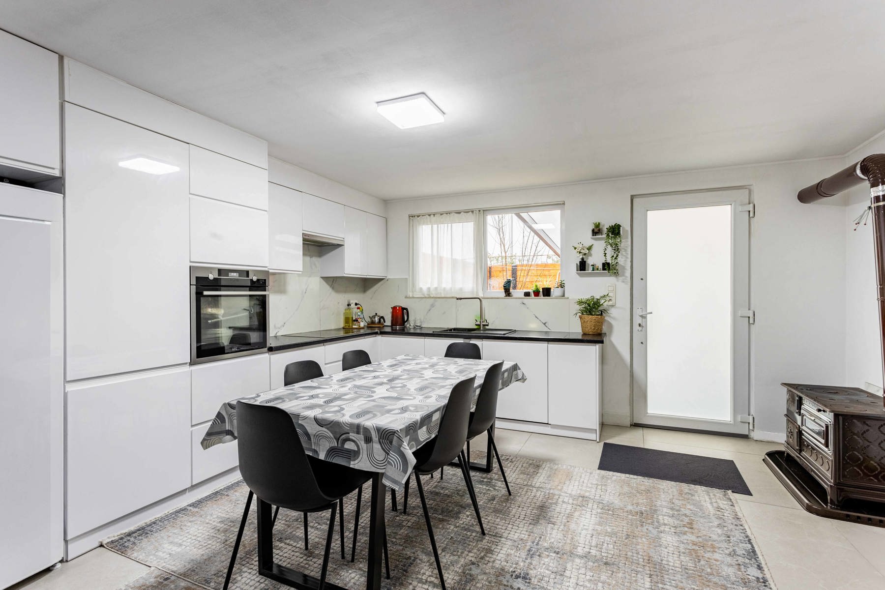 TE KOOP IN ZELE: Instapklare woning met 4 slaapkamers.  - foto 5