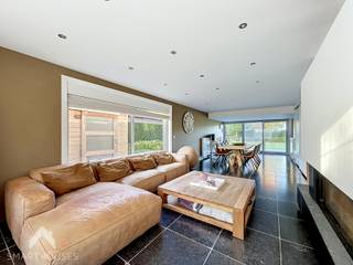 <p>Instapklare vrijstaande woning in een rustige omgeving bestaande uit een inkomhal met gastentoilet, ruime lichtrijke woonkamer met zithoek + houthaard en eetplaats, volledig uitgeruste keuken met kookeiland, eetplaats + bureauhoek, koele berging, droge kelder, garage met wasplaats en een prachtig aangelegde tuin met gezellige zonneterrassen, tuinbergingen en volledige privacy. Op het verdiep zijn 3 ruime slaapkamers, berging en een ingerichte badkamer (inloopdouche en dubbele wastafel).</p>
<p></p>
<p>Extra troeven:</p>
<ul>
<li>Zuidwestgerichte tuin</li>
<li>Dubbele beglazing (aluminium) + rolluiken</li>
<li>Omgeven door groen en prachtig open zicht op de velden</li>
<li>Aangelegde voortuin met oprit voor meerdere (+-8) wagens</li>
<li>Grote carport met achterliggende tuinberging van 40m²</li>
<li>Instapklaar</li>
</ul>
<p></p>
<p>Deze villa is te koop ZONDER makelaar via het concept van Smart Houses! Wenst u verdere inlichtingen of bezoek? Contacteer rechtstreeks de eigenaar via <span>+32485178132</span></p>