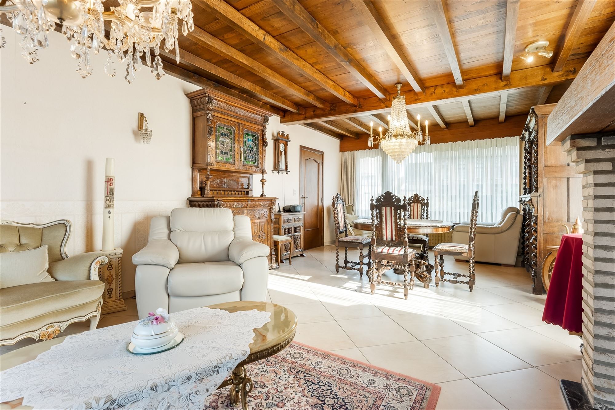 OP TE FRISSEN GELIJKVLOERSE WONING MET 3 SLAAPKAMERS OP EEN RUIM PERCEEL IN HET CENTRUM VAN OOSTHAM - foto 3