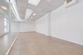 Te koop: gesloten handelspand in het centrum van Sint-Niklaas, gelegen aan de Nieuwe Molenstraat, op korte afstand van openbaar vervoer en...