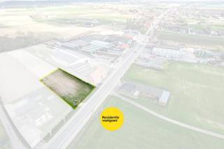 Op zoek naar een ruim en veelzijdig perceel? Deze bouwgrond van 1446 m² in het charmante Proven biedt een uitstekende kans om jouw droomwoning met eventuele loods te realiseren. De eerste ca. 55 meter van het perceel valt onder het RUP Proven centrum en is bebouwbaar. Deze bouwgrond bevindt zich op wandelafstand van het dorpscentrum, waar je geniet van alle nodige voorzieningen zoals een grootwarenhuis, slager, bakker, basisschool en tal van prachtige wandelroutes. Een rustige, landelijke omgeving met toch een vlotte bereikbaarheid naar Poperinge en Ieper. Met een perceelbreedte van 29 meter kan dit eigendom ook interessant zijn voor wie naar een investering op zoek is. Wenst u meer info over de mogelijkheden of voorschriften? Aarzel niet om ons te contacteren. Opmetingsplan beschikbaar, bijgevoegd inplantingsplan is louter informatief, niet bindend en onder voorbehoud van goedkeuring dor de bevoegde instantie. Neem voorsprong met een vrijblijvende en gratis schatting van uw eigendom via:<br />http://www.residentievastgoed.be/gratisonlineschatten