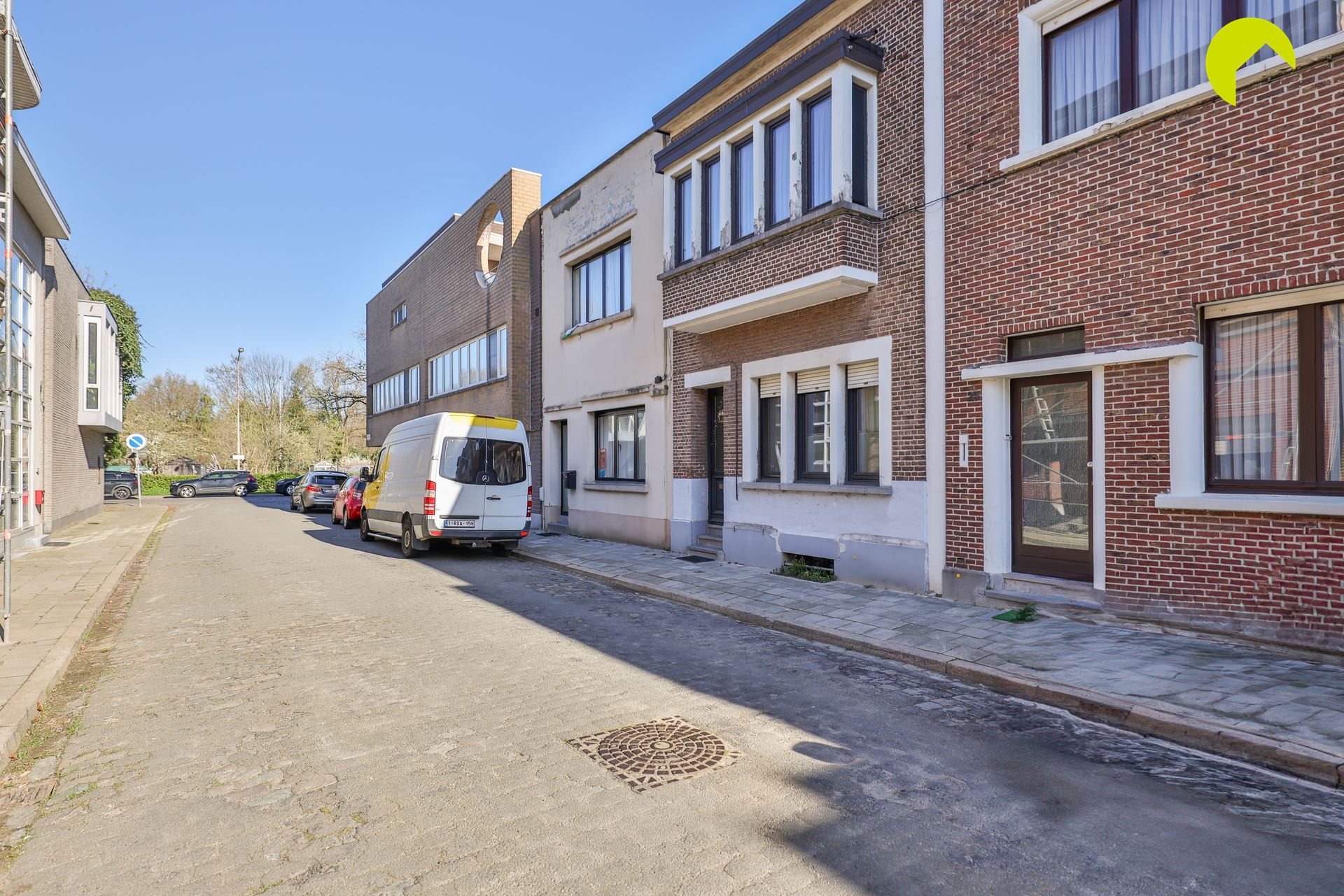 Verzorgde rijwoning met stadstuin in rustige straat - foto 2