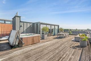 Op zoek naar een ruime, unieke loft met een gigantisch zonnig terras, ideaal gelegen tussen Leuven en Brussel? Dan zit je hier helemaal goed.<br /><br />Ben je een liefhebber van hoge plafonds, een uitgesproken industriële stijl en de combinatie van staal en beton? Dan zal deze uitzonderlijke loft je ongetwijfeld weten te bekoren.<br /><br />Met een bewoonbare oppervlakte van 240 m² en een indrukwekkend terras van 96 m², uitgerust met een vijver en jacuzzi, biedt deze loft een unieke woonbeleving. Ze is gelegen in de voormalige brouwerij "Van Velthem" in Herent, waar authentiek karakter en hedendaags comfort naadloos samenkomen.<br /><br />Via de imposante inkomhal, die volledig tot in de nok is opengetrokken, kom je binnen in de royale leefruimte met een hypergeïnstalleerde open keuken, voorzien van onder meer een inloopkoelkast en een tapkraan. Op dit niveau bevinden zich verder twee ruime slaapkamers, een stijlvolle badkamer met ligbad en een eerste terras.<br /><br />De robuuste stalen trap leidt naar de bovenverdieping, waar een volledig op maat ingericht home office, een gezellige tv-hoek, een ingerichte douchekamer en een derde slaapkamer met Finse sauna en eigen douche zijn ondergebracht.<br /><br />Via een groot schuifraam bereik je het absolute pronkstuk van deze woning: een fenomenaal dakterras van 96 m² met panoramisch uitzicht, een vijver, jacuzzi en alle ruimte om in alle rust te ontspannen of gezellige momenten te beleven met familie en vrienden.<br /><br />Ook op praktisch vlak scoort deze loft uitstekend. Een afgesloten garagebox met bijhorende berging (€35.000) in de ondergrondse kelderverdieping én een privatieve autostaanplaats (€20.000) voor het gebouw zijn optioneel bij aan te kopen, zodat je kan beschikken over twee eigen parkeerplaatsen. Daarnaast geniet je van een gemeenschappelijke fietsenberging en een aangelegde tuin.<br /><br />Een zeldzame kans voor wie op zoek is naar een exclusieve loft met karakter, ruimte, een uitgesproken industriële uitstraling én uitzonderlijk wooncomfort.<br /><br />Bijkomende info (EPC, bodemattest, stedenbouwkundige inlichtingen,...) kan U hieronder downloaden ↓.