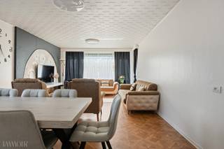 Welkom in het hart van Deurne – een lichtrijk appartement op de eerste verdieping met een praktische indeling, ondergrondse autostaanplaats én een vlotte bereikbaarheid richting stad en omliggende gemeenten.<br /><br />Openbaar vervoer (tram, bus), winkels, scholen en andere voorzieningen bevinden zich vlakbij. Ook het Rivierenhof, een van de grootste groene troeven van Antwerpen, ligt nabij – ideaal voor ontspanning, sport of een rustige wandeling.<br /><br /><strong>Indeling: </strong><br />De inkomhal met gastentoilet leidt naar een open en lichte leefruimte, verbonden met een volledig uitgeruste keuken. De drie slaapkamers bieden ruimte voor elk gezinslid of als extra hobbykamer. Via de leefruimte bereik je een gezellig terrasje – een fijne plek voor een koffie in de zon.<br />De badkamer is uitgerust met een ligbad, enkele lavabo en aansluiting voor wasmachine – praktisch en overzichtelijk ingericht.<br /><br />Daarnaast beschik je over een privatieve kelderberging voor extra opbergruimte én een ondergrondse autostaanplaats – een absolute meerwaarde in deze centrale buurt.<br /><br />De elektriciteit is conform en het appartement werd recent gerenoveerd met oog voor comfort en functionaliteit.<br /><br />Een woonplek waar bereikbaarheid, rust en ruimte samenkomen. Interesse? Neem contact met ons op – we leiden je met plezier rond.<br /><br />Troeven van dit pand: <br />Ondergrondse autostaanplaats<br />Privatieve kelderberging<br />Elektriciteit conform<br />Recent gerenoveerd met oog voor comfort en functionaliteit