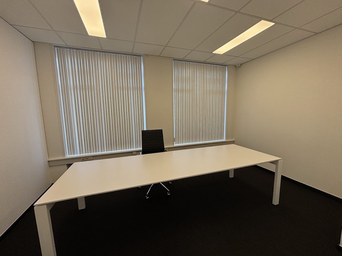 Kantoor te huur vlakbij Ringlaan en Ringshopping in Kortrijk - foto 5