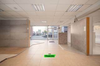 Dit uitzonderlijk veelzijdige eigendom combineert wonen en werken op een unieke manier. Op het gelijkvloers bevindt zich een ruim handelspand, uitgerust met een eigen keuken, toilet en badkamer, waardoor het perfect geschikt is voor diverse commerciële activiteiten of zelfstandige beroepen. Vanuit het handelspand is er een interne verbinding naar het bovenliggende appartement, maar er is eveneens een aparte inkom voorzien, wat extra privacy en flexibiliteit biedt.<br /><br />Op de bovenverdieping bevindt zich een volledig gerenoveerd appartement dat comfort en kwaliteit uitstraalt. Een absolute troef is het zonnige dakterras, waar u in alle rust kan genieten van buitenruimte in een stedelijke omgeving.<br /><br />Achteraan het perceel ontdekt u een sfeervolle binnenplaats met vijver, die leidt naar een afzonderlijke ontspanningsruimte met ingebouwde jacuzzi én een apart toilet, een zeldzame luxe die bijdraagt aan het unieke karakter van dit pand.<br /><br />Verder beschikt het eigendom over een ruime loods en een garage met uitweg langs de achterzijde van het perceel, wat ideaal is voor leveringen, stockage of extra parkeermogelijkheden.<br /><br />Kortom, een uitzonderlijke opportuniteit voor wie wonen en werken wil combineren, met tal van mogelijkheden en een hoogwaardige afwerking. Een bezoek is absoluut de moeite waard!<br /><br />