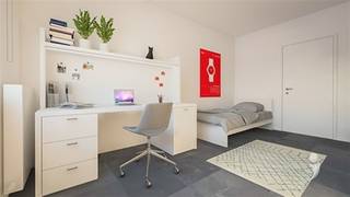 <p><span>Comfortkamers</span></p><p><span>Wij beschikken in totaal over 74 kamers, verdeeld over verschillende types om aan uiteenlopende behoeften te voldoen. Het aanbod bestaat uit 15 standaardkamers (SWO), 52 comfortkamers en 7 comfort+ kamers, verdeeld over vier verdiepingen. Elke verdieping is voorzien van twee keukens, ongeveer drie douches en vier toiletten, zodat bewoners steeds over voldoende faciliteiten beschikken.</span></p><p><span> </span></p><p><span>De comfortkamers hebben een oppervlakte tussen 13 m² en 15 m² en zijn op dezelfde hoogwaardige wijze afgewerkt als de standaardkamers. Ze worden aangeboden met:</span></p><p><span>De kamers bieden een praktische en aangename woonomgeving, ideaal voor studenten die op zoek zijn naar een functionele en goed uitgeruste ruimte.</span></p><p><span> </span></p><p><span>Bij interesse kunt u contact met ons opnemen via telefoonnummer 016/15.31.08 of per e-mail via student@immolivit.be.</span></p><p><span> </span></p>