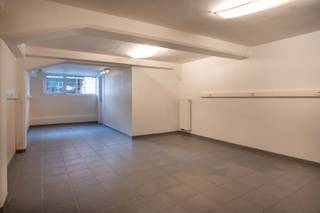 OPGELET: om dit pand te huren of bezichtigen vragen wij steeds eerst een virtueel bezoek te brengen aan het pand. Ga hiervoor naar www.rosseel.be en vul de referentie XV219CP in in het veld ‘zoek’ bovenaan rechts. Kies dan ‘360°’. De website helpt je nu verder voor de volgende stappen.<br /><br />Deze instapklare kantoorruimte is gunstig gelegen nabij het station Gent-Sint-Pieters en belangrijke uitvalswegen, wat zorgt voor een uitstekende bereikbaarheid. De ruimte biedt tal van mogelijkheden en beschikt over een gedeelde parking, te gebruiken samen met de andere bedrijven in het gebouw.<br /><br />De kantoorruimte bestaat uit een open werkruimte met een praktisch keukentje, uitgerust met een wastafel en ruime kastruimte. Daarnaast is er een gemeenschappelijk toilet en fietsenberging aanwezig.<br /><br />Bij de huurprijs komt maandelijks een kost van €100 (voorschot) voor de gemeenschappelijke kosten, elektriciteit, gas, water, warm water en internet.<br /><br />Onmiddellijk beschikbaar.