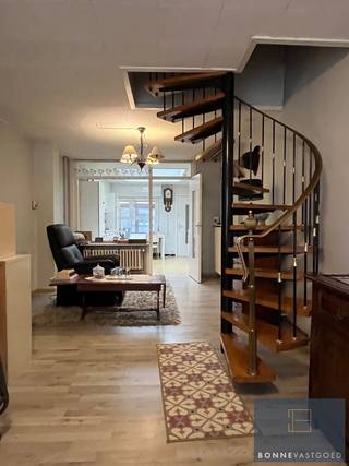 De ligging te Sijsele biedt u winkels , scholen, openbaar vervoer op wandelafstand. Daarnaast staat u op minder dan een kwartier in Brugge met de auto.<br /><br />De woning is ingedeeld in:<br />Inkom, leefruimte, keuken, veranda, berging, badkamer (voorzien van douche, toilet en lavabo), 2 slaapkamers en zolder.<br />Buiten: onderhoudsvrije koer en garage.<br /><br />Voor de investeerder: dit pand kan eveneens aangekocht worden met de naburige bakkerij (€480.000 samen).<br /><br />Van deze budgetvriendelijke woning in het centrum van Sijsele uw nieuwe thuis/investeringsproject maken?<br /><br />Contacteer Bonne Vastgoed 7 op 7 via 0468/10.40.40 of info@bonnevastgoed. be