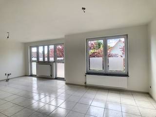 Het appartement gelegen op de eerste verdieping is voorzien van inkomhal, woonkamer, keuken, toilet, bergruimte, badkamer, twee slaapkamers terras, carport en berging.<br /><br />Eerste verdieping:<br />- inkomhal<br />- gastentoilet<br />- woonkamer (ca. 35m²)<br />- keuken (ca. 11m²) <br />- berging (ca. 2m²) met aansluiting voor wasmachine<br />- badkamer (ca. 5m²) voorzien van inloopdouche en een enkele lavabo<br />- slaapkamer 1 (ca. 14m²)<br />- slaapkamer 2 (ca. 9m²)<br /><br />Bijzonderheden:<br />- zeer groot terras (ca. 37m²)<br />- carport met eigen berging<br />- EPC: 181 kWh/m²<br />- geen vaste kosten<br />- beschikbaar vanaf 01/09/2026!<br /><br />(ver-)Kopen of (ver-)huren in regio Kalmthout / Essen?<br />Met vragen kan u altijd bij ons terecht!<br />Dewaele vastgoed met advies.<br />