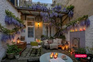 PRE-SALE op zaterdag 25/04/26 tussen 10u en 12u.Nabij het gemeentehuis van Schaarbeek, karaktervol duplex-appartement van 120 m².Het appartement biedt op de gelijksvloers:-een inkomhal met apart toilet-een ruime slaapkamer-een ruime, lichtrijke woonkamer met open volledig ingerichte keuken-een gezellig terras van 24m².de ondervedieping biedt:- een tweede ruime slaapkamer- een appart toilet - een badkamer- een berging/ wasruimte- een technisch locaal-Elektriciteit conform-EPC: G, 385 kWu/(m²jaar)-Kosten bedragen slechts 45 euro/ maand in deze kleine VMEDeze AI-visualisaties zijn bedoeld als inspiratie. Er werd geen rekening gehouden met technische specificaties, stedenbouwkundige voorschriften of de concrete mogelijkheden tot realisatie.De eigendom wordt aangeboden via de Pre-sale formule. Op25/04/2026 tussen 10:00 en 12:00 kan u de woning op afspraakkomen bezichtigen en een bod uitbrengen. De vermelde prijs iseen instelprijs. Voor meer info, gelieve contact op te nemenmet de dossierverantwoordelijke.Vaïk Géczy+32 456 72 15 89BESTEMMING: WoongebiedDISCLAIMER: Sommige afbeeldingen in deze presentatie zijn met AI gegenereerd om het potentieel van het pand te illustreren. Ze tonen niet de exacte, huidige staat. Aan deze beelden kunnen geen rechten worden ontleend. Bestuursmaatregelen in het maatregelenregister: in aanvraag