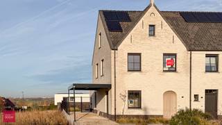 Inkomhal, living met open ingerichte keuken, bijkeuken, 4 slaapkamers, badkamer met inloopdouche, vaste trap naar zolder (= 4de slaapkamer, bureel ...