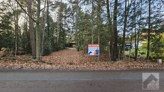 <p><span>Rustig gelegen bouwgrond van 1.400 m² mét af te breken chalet</span></p><p><span>Op dit perceel staat momenteel een </span><span>af te breken chalet</span><span>. Het grote voordeel?<br />Omdat het perceel </span><span>reeds bebouwd</span><span> is, kan de koper </span><span>mits voldaan wordt aan de wettelijke voorwaarden</span><span> mogelijk gebruikmaken van het </span><span>6% btw-tarief voor afbraak en heropbouw</span><span>. Meer info hierover geven we je graag op aanvraag.</span></p><p><span>Je mag hier bovendien </span><span>permanent wonen</span><span>! Een unieke kans voor wie rustig wil wonen midden in het groen. </span></p><p><span>Bouwvoorschriften volgens BPA Kotsbos:</span></p><ul><li><span>Gelijkvloerse verdieping: maximaal </span><span>80 m²</span><span> + </span><span>20 m²</span><span> (overdekt of niet, terras/carport)</span></li><li><span>Verdieping: maximaal </span><span>80 m²</span><span> onder hellend dak (max. </span><span>45°</span><span>)</span></li><li><span>Kroonlijsthoogte:</span><span> max. </span><span>3,5 m</span></li><li><span>Nokhoogte:</span><span> max. </span><span>7,5 m</span><span><br />(Volledige voorschriften bezorgen we je graag.)</span></li></ul><p><span>De ligging is ideaal: op korte afstand van </span><span>St.-Antonius</span><span>, en ook </span><span>Schilde</span><span>, </span><span>Brecht</span><span> en </span><span>St.-Job</span><span> liggen vlakbij. Je woont hier rustig in het groen, maar toch dicht bij alles.</span></p><p><span>Interesse om hier jouw nieuwbouw te realiseren?</span><span><br />Contacteer ons gerust voor meer info of een bezoek.</span></p>