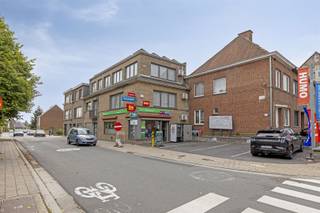 <p><strong>Ontdek deze charmante en ruime handelswoning in het hart van MERELBEKE-MELLE!</strong></p><p>Welkom bij uw toekomstige woning, ideaal gelegen in een levendige en gezellige buurt. Dit prachtige pand biedt u drie ruime slaapkamers, perfect voor gezinnen of als extra werkruimte. De overvloed aan natuurlijk licht en de uitnodigende sfeer maken van deze woning een echte thuis. Het uiterst commercieel gelegen gelijkvloers met privé parking voor 4 wagens heeft enorm veel potentieel en kan ook ongetwijfeld uw professionele activiteit naar een hoger niveau tillen.</p><p>De elegante ruime woonkamer (46m2)straalt warmte en comfort uit, met een stijlvolle openhaard als centraal punt. De open aangrenzende eetkamer is ruim en biedt volop mogelijkheden voor heerlijke diners.</p><p>De moderne keuken is volledig uitgerust en ontworpen met functionaliteit en esthetiek in gedachten. Hoge kwaliteit apparaten en voldoende opbergruimte zorgen voor een geweldige kookervaring.</p><p>De badkamer is strak en eigentijds afgewerkt, en biedt een comfortabel bad met regendouche, wat het gevoel compleet maakt.</p><p>Het pand is voorzien van 16 zonnepanelen en heeft aparte ingang voor het privé als voor het commercieel gedeelte. Deze zijn elk voorzien van hun eigen nutsvoorzieningen (elek, gas en water).</p><p>Het pand heeft een garage, deze wordt momenteel als berging wordt gebruikt.</p><p>Ook biedt de nabijheid van openbaar vervoer (trein en bus) en een gemakkelijke toegang tot de stad en daarbuiten.</p><p>Bovendien maakt de centrale ligging het mogelijk om te genieten van alle voorzieningen die Merelbeke-Melle te bieden heeft, inclusief winkels, restaurants en scholen, op loopafstand.</p><p>Laat deze kans niet voorbijgaan en maak van deze handelswoning uw nieuw thuis in deze bruisende gemeenschap!</p><p>Voor meer informatie en een verhelderend bezoek ter plaatse mag u Bert Pauwels contacteren op het nummer 0496/33.24.56</p>
