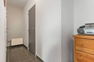 <p>Dit gezellig gelijkvloers appartement is rustig maar centraal gelegen in het hart van Lebbeke, vlakbij openbaar vervoer, scholen en winkels. Indeling: een inkomhal, een bergruimte met aansluiting voor wasmachine &amp; droogkast, een lichtrijke leefruimte met open keuken. Deze keuken is voorzien van alle comfort (koelkast, vaatwas, oven, microgolf,…). Vanuit de leefruimte is er toegang tot het terras/tuin (36m²). Verder is er een ruime slaapkamer, een apart toilet, badkamer met zowel ligbad als douche en wastafel. Tot slot is er nog een ruime garage met automatische poort. TROEVEN: rustig maar zeer centraal gelegen, garage inclusief, lichtrijke ruimtes, ruim terras. <span>Ideaal voor de singles/koppels onder ons! </span>Meer informatie of bezoek? Contacteer Charlotte van IMMO TROEF: 052 52 52 00 - info@immotroef.be</p>