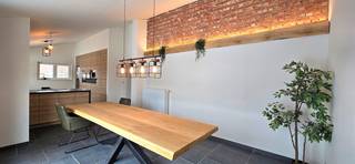 Deze charmante woning op 1250 ca. werd de laatste jaren grotendeels gerenoveerd met aandacht voor comfort en lichtinval. De ramen werden...