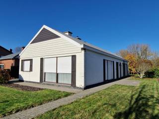 NOSTALGISCHE BUNGALOW MET RUSTGEVENDE TUIN EN GARAGE IN BIJGEBOUW. Langs de rijksweg Geraardsbergen-Oudenaarde vind je deze knappe woning van bouwjaar 1972. Prima onderhouden en steeds up-to-date gehouden. Deze woning is dus zeker meteen bruikbaar en kan tegelijkertijd vermoderniseerd worden. Zeer praktisch leven met alles op de gelijkvloerse verdieping. Er werden destijds ook zeer kwalitatieve materialen gebruikt zodat de slijtage beperkt is. Op het bouwplan stond initieel een inpandige garage maar deze werd intussen omgebouwd tot 4de slaapkamer en deels berging langs de kant van de keuken. Keuken werd al vernieuwd en is in prima staat. Indeling : inkomhal met rechts het slaapgedeelte bestaande uit 3 slaapkamers en een badkamer. Links dan de leefruimte, keuken, berging en vooral de 4de slaapkamer, ook bruikbaar als bureel. De garage bevindt zich achteraan de tuin in een bijgebouw waar je ook de stookruimte (stookolieketel; ter info : er ligt aardgas in de straat) hebt. De dakbedekking bestaat nog uit asbestleien. Bij vernieuwing kan zeker overwogen worden om zonnepanelen en warmtepompen te installeren zodat je de woning meteen in een optimaal energieniveau brengt, ook al heb je theoretisch hier geen renovatieplicht. Gezellige buurt met directe ontsluiting naar het centrum van Geraardsbergen met al haar faciliteiten. Kom eens kijken en krijg verdere info van vastgoedmakelaar Cedric. Bel naar zijn team voor een afspraak 054412500