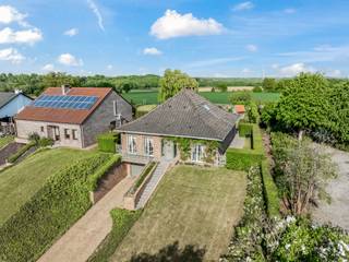 Vrijstaande gezinswoning op een riant perceel van 13a60ca met royale garage en een fenomenaal verzicht over de glooiende omgeving. De woonst...