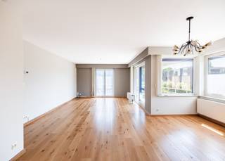 Appartement à TROIS FAÇADES avec TROIS chambres et un DOUBLE garage à vendre dans un quartier résidentiel de Koksijde.<br /><br />Ce bien unique bénéficie d'un emplacement idéal sur la Ter Duinenlaan. Grâce à la proximité des transports en commun, d'une aire de jeux et du cinéma, vous profiterez ici d'un confort optimal. De plus, le centre commercial et la mer se trouvent à moins d'un kilomètre, vous permettant ainsi d'avoir tout à portée de main.<br /><br />Cet appartement spacieux (114 m²) est agencé comme suit : hall d'entrée avec vestiaire intégré | toilettes séparées avec lavabo | 1re chambre/bureau | 2e chambre à part entière avec accès à une première petite terrasse | 3e chambre à part entière avec placards intégrés | GRAND, lumineux salon donnant sur une terrasse orientée sud-ouest | cuisine ouverte entièrement équipée avec débarras (prêt à accueillir une machine à laver) | salle de bains avec baignoire, douche et double lavabo encastré.<br /><br />L'appartement dispose d'une cave privée et d'un local à vélos commun au sous-sol. Il est également possible d'acquérir un garage DOUBLE (5,25 m de large) très facilement accessible.<br /><br />Vous recherchez un appartement spacieux avec une terrasse ensoleillée et un garage double ? N'hésitez pas à nous contacter pour une visite.