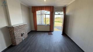 <h2><span>TE RENOVEREN WONING MET 3 SLAAPKAMERS, TUIN EN PRACHTIG UITZICHT IN PAJOTTEGEM</span></h2><p><span>Op zoek naar een woning met karakter en potentieel?</span><span> Deze te renoveren woning is rustig gelegen in een aangename zijstraat van Pajottegem en biedt een prachtig zicht over het omliggende landschap richting de Vlaamse Ardennen.</span></p><p><span>De woning beschikt vandaag reeds over </span><span>drie ruime slaapkamers</span><span>, een inpandige garage, een praktische indeling én een ruime zolderverdieping die nog tal van mogelijkheden biedt. Mits de nodige renovatiewerken kan hier een zeer aangename gezinswoning worden gerealiseerd, volledig naar eigen smaak en wensen.</span></p><h3><span>Indeling</span></h3><p><span>Gelijkvloers</span></p><ul><li><span>Ruime en lichtrijke leefruimte</span></li><li><span>Aparte bureauruimte</span></li><li><span>Ruime keuken met eetplaats</span></li><li><span>Doucheruimte</span></li><li><span>Apart toilet</span></li><li><span>Inpandige garage</span></li></ul><p><span>Eerste verdieping</span></p><ul><li><span>Nachthal</span></li><li><span>3 ruime slaapkamers</span></li><li><span>Badkamer, momenteel nog verder af te werken</span></li></ul><p><span>Zolderverdieping</span></p><ul><li><span>Ruime zolder met mogelijkheid tot het creëren van </span><span>een extra slaapkamer, hobbyruimte of bureauruimte</span></li></ul><p><span>Buiten beschikt de woning over een </span><span>tuin</span><span>, ideaal om na renovatie een aangename buitenruimte te creëren waar u in alle rust kunt genieten van de groene omgeving.</span></p><h3><span>Een woning met mogelijkheden</span></h3><p><span>Dankzij de combinatie van de </span><span>rustige ligging, het mooie uitzicht, de ruime kamers en de uitbreidingsmogelijkheden</span><span> vormt deze woning een interessante opportuniteit voor handige kopers, gezinnen of investeerders die op zoek zijn naar een renovatieproject met potentieel.</span></p><p><span>Laat u niet afschrikken door de renovatiewerken: ontdek vooral de mogelijkheden en creëer hier uw eigen thuis!</span></p><p><span>Interesse? </span><span>Reageer via deze advertentie. Wij nemen vervolgens telefonisch contact met u op om een bezoek in te plannen.</span></p>