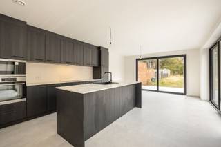 <p><span>6% BTW MOGELIJK!</span></p><p><span>Gelegen in het hart van Heist-op-den-Berg, biedt deze prachtige nieuwbouwwoning een modern canvas voor uw toekomstige thuis. Met een strakke, witte gevel straalt deze woning een eigentijdse elegantie uit, ideaal voor wie op zoek is naar stijl en functionaliteit.</span></p><p><span>De ruime open leefruimte vangt overvloedig natuurlijk licht dankzij de grote ramen die ook goed uitzicht bieden op de tuin. De keuken is uitgerust met zwarte kasten en moderne inbouwapparatuur. Het centrale eiland biedt niet alleen extra werkruimte, maar maakt het ook makkelijk om gezellig samen te zijn met familie en vrienden.</span></p><p><span>De lichtgrijze vloertegels geven elke ruimte een frisse en open uitstraling. De goed ontworpen badkamer, voorzien van een dubbele wastafel en inloopdouche, belooft elke ochtend een aangename start!</span></p><p><span>Buiten vind je een open tuin, perfect voor ontspanning en recreatie. Hier kan je je groene vingers vrij spel geven. </span></p><p><span>Kortom, deze woning biedt u een blanco canvas waar je je eigen droomhuis van kunt maken en een mooie kans in Heist-op-den-Berg om een stijlvol en comfortabel leven te leiden.</span></p><p><span>Interesse? Contacteer ons via 0479/01.01.01!</span></p>
