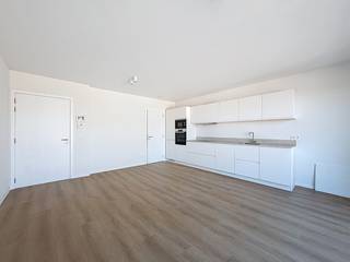 <strong>Nieuwbouw</strong> appartementen op 3e verdieping.<br /><br /><strong>Indeling</strong>: <br />woonkamer op parket, open keuken met alle toestellen, hal met kasten en aansluiting wasmachine, toilet, slaapkamer op parket met doucehekamer en zuiderterras.<br /><br /><strong>Bijzonderheden</strong>:
<ul>
<li>Centrale verwarming met warmtepomp, vloerverwarming .</li>
<li>Hoogwaardige afwerking: Videofoon - <strong>2 zonnepanelen</strong> per appartement</li>
<li>Fietsenberging met oplaadcontact.</li>
<li>Kelderberging en kelder voor afval.</li>
<li>Servicekosten € 125,-/maand.</li>
</ul>